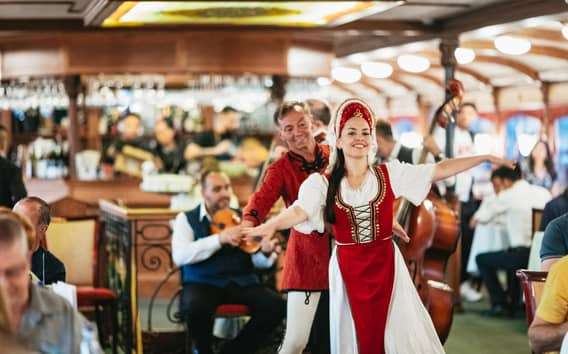 Boedapest: Dinner Cruise met live muziek en volksdansshow