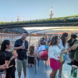 Boedapest: Nachtcruise met zitplaatsen op het dak en BYOB