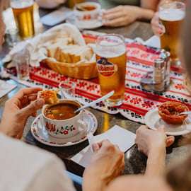 Boedapest: Culinaire tour met wijnproeverij door Foodapest 2024