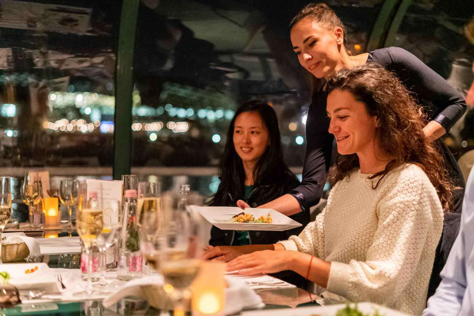 Boedapest: Riviercruise met diner bij kaarslicht en livemuziek