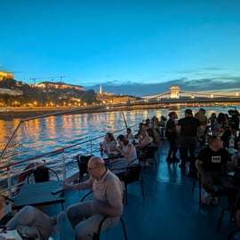 Boedapest: Nachtcruise met zitplaatsen op het dak en BYOB