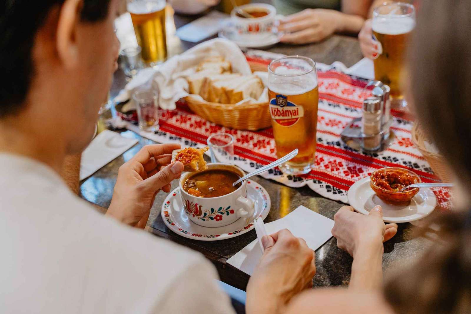 Boedapest: Culinaire tour met wijnproeverij door Foodapest 2024