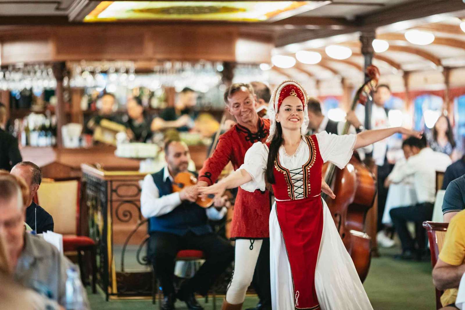 Boedapest: Dinner Cruise met live muziek en volksdansshow