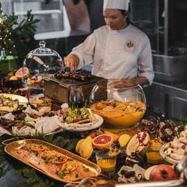 Boedapest: NYE of Feestelijke Dinner Cruise River Diva Exclusief