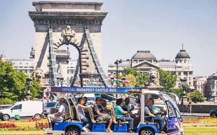 Boedapest: Officiële Buda Kasteel Elektrische Hop-On Hop-Off Bus