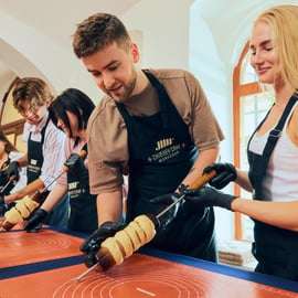 Boedapest: workshop traditionele chimney cake (kürtőskalács)