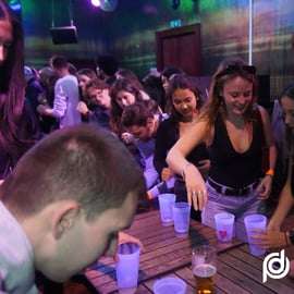 Boedapest: Begeleide crawl naar ruïne bars met spelletjes en 6 shotjes