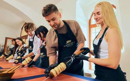Boedapest: workshop traditionele chimney cake (kürtőskalács)