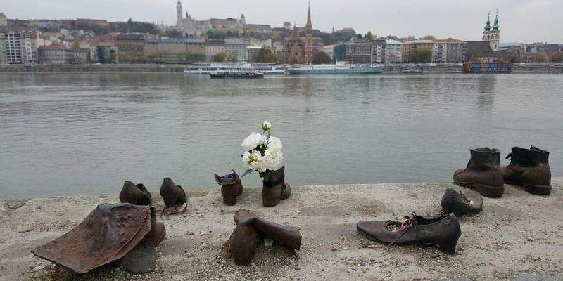 Schoenen op de Donau -promenade