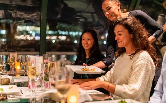 Boedapest: Riviercruise met diner bij kaarslicht en livemuziek