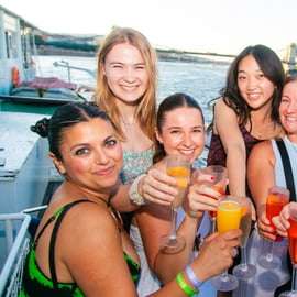 Boedapest: Sunset Sightseeing Cruise met Onbeperkte Cocktails