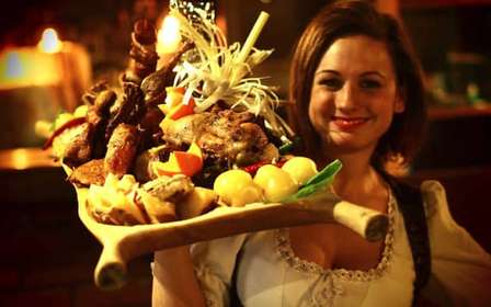 Boedapest: Middeleeuwse dinnershow met drankjes