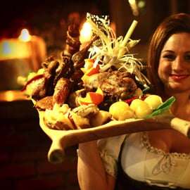 Boedapest: Middeleeuwse dinnershow met drankjes