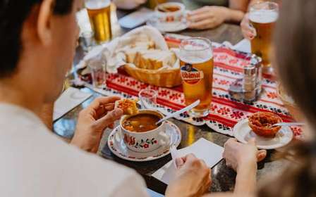 Boedapest: Culinaire tour met wijnproeverij door Foodapest 2024