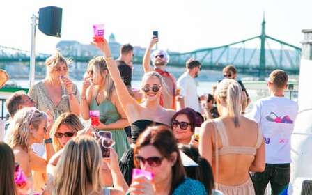 Boedapest: Sunset Sightseeing Cruise met Onbeperkte Cocktails