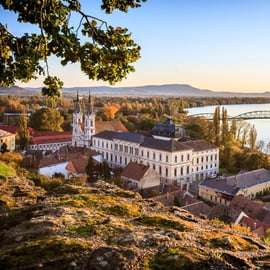 Vanuit Boedapest: Dagvullende Danube Bend Bus/Boat Tour met Lunch