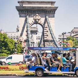 Boedapest: Officiële Buda Kasteel Elektrische Hop-On Hop-Off Bus