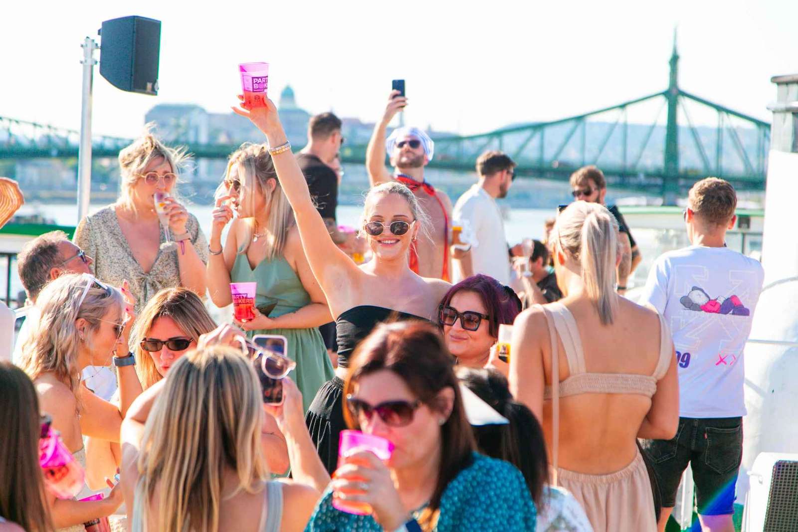Boedapest: Sunset Sightseeing Cruise met Onbeperkte Cocktails