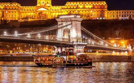 Boedapest: historische cruise met welkomstdrankje
