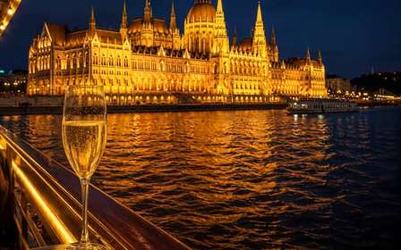 Boedapest: panoramische boottocht op de Donau met onbeperkt drankjes