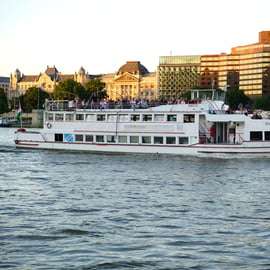 Boedapest: Nachtcruise met zitplaatsen op het dak en BYOB